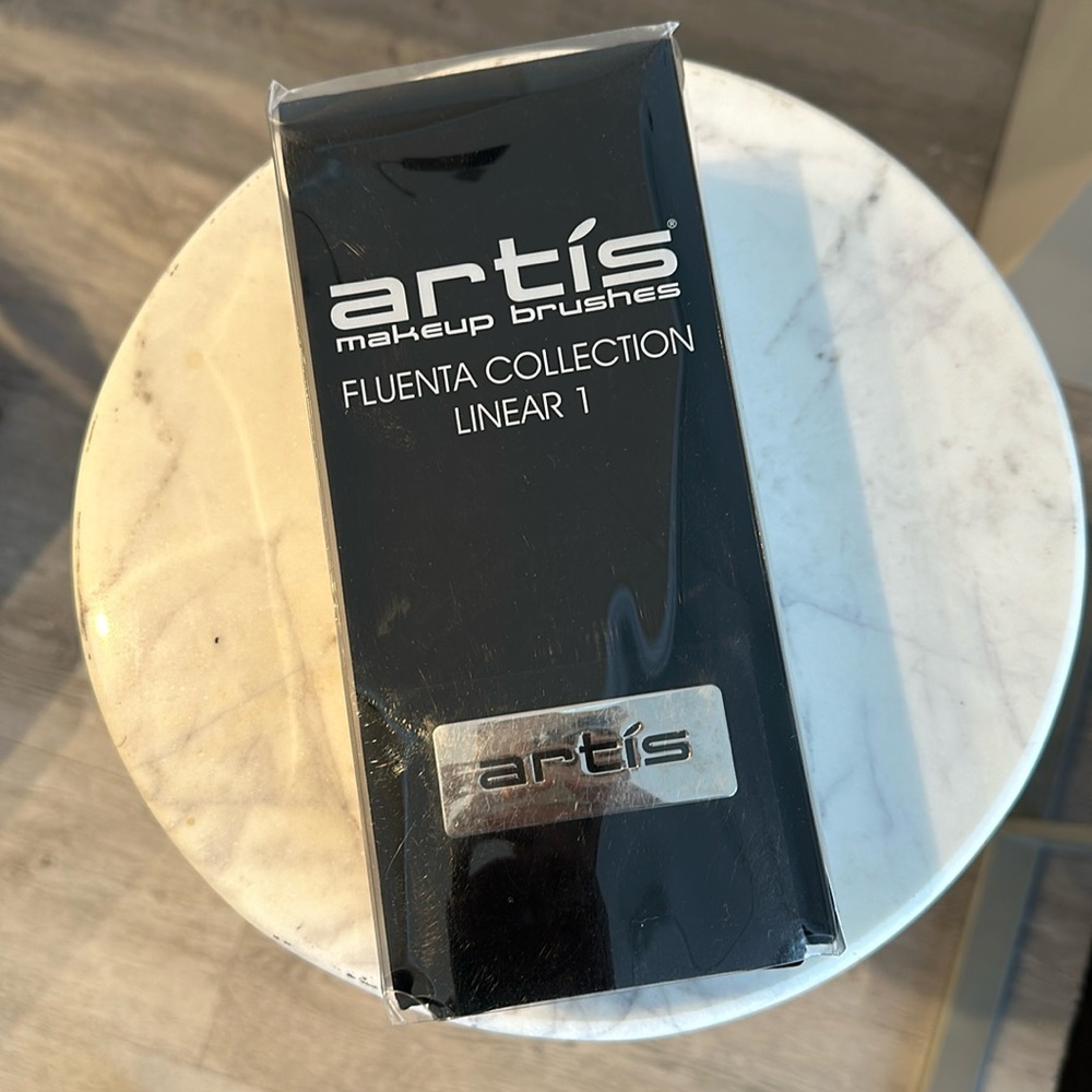 artis Fluenta Collection Linear 1 Makeup Brush - Black